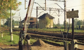 "Nastawnia i przejazd", stacja Nasielsk, 19.09.1998. Fot. J. Szeliga. Numer...